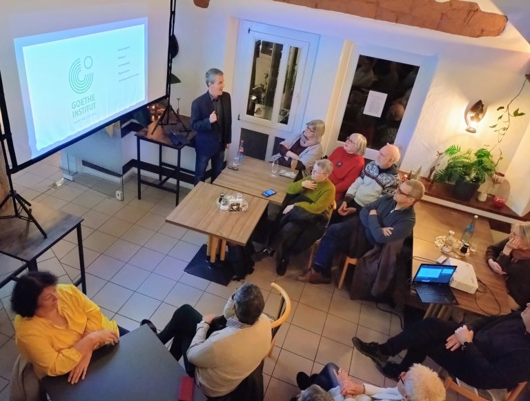 Machtlos – und gerade deshalb relevant: Kunst als Gegennarrativ zu Regierungsdoktrinen