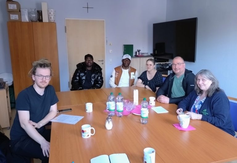 Fachkraftmangel trifft auf Abschiebeangst: Grüner Besuch im Helmuth Galda Haus