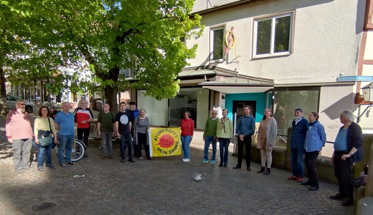 Mahnwache auf dem Mosbacher Kirchplatz: „40 Jahre Tschernobyl – das Risiko bleibt“
